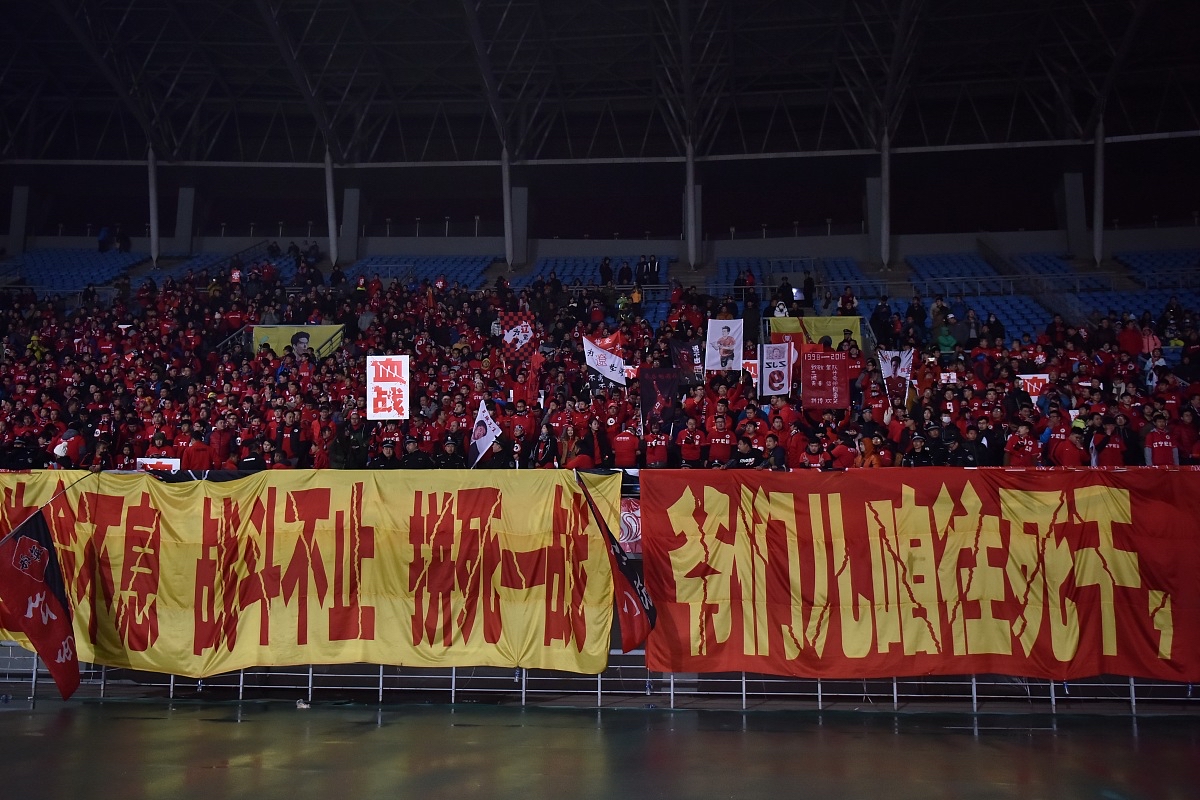 包含国内球队勇气昂扬，争夺冠军热情高涨的词条