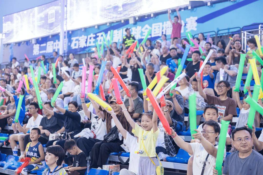 九游娱乐官方-包含精彩比赛吸引众多球迷围观，掌声不断的词条